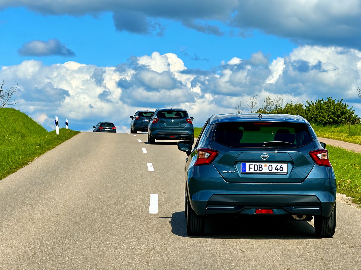 Firmenfahrzeuge unterwegs auf einer Landstraße